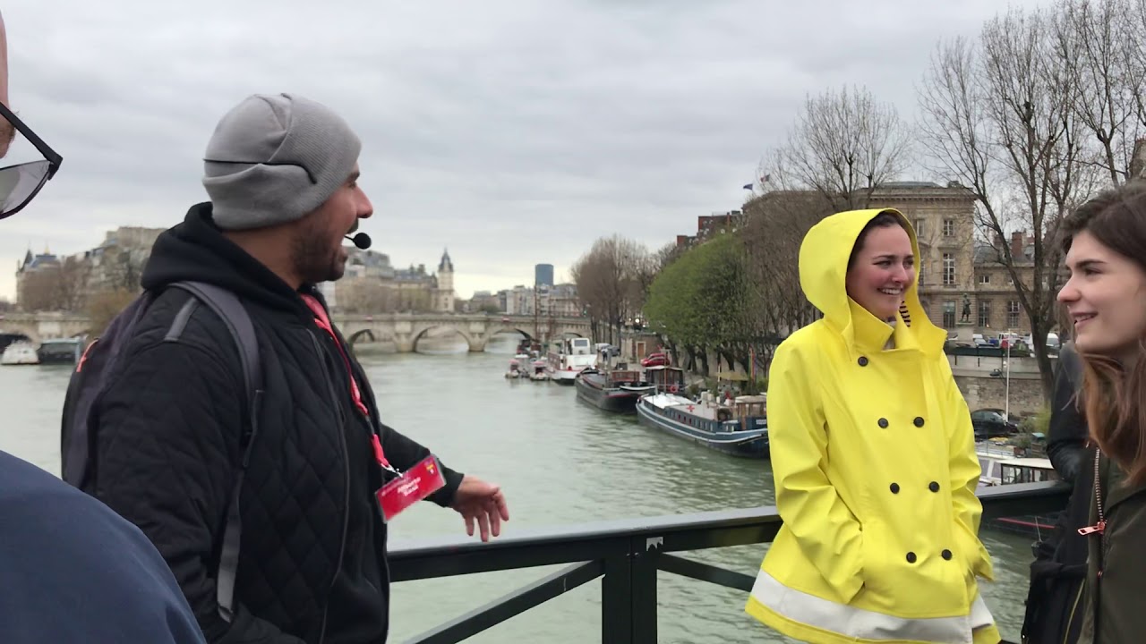 Guide talks about words in French that came from English