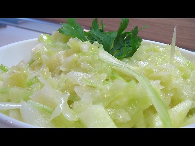 Вкусный салат из капусты с яблоком и сельдереем: рецепт и полезные свойства
