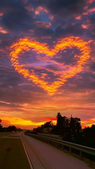 wah ada awan yang berbentuk love