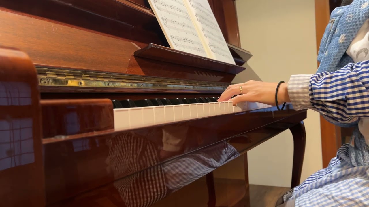 Playing the piano while holding a sleeping baby👶