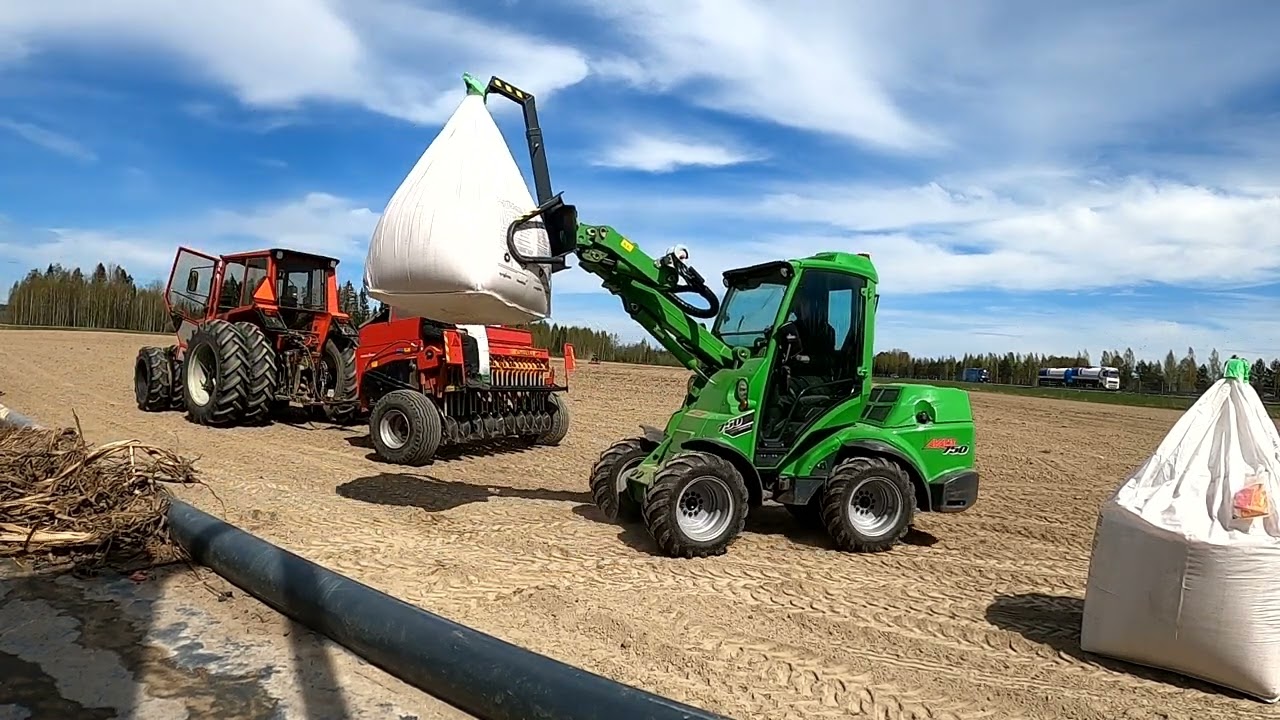 Simulta Junkkari 2500KH Kylvökoneen täyttö pellolla Avant 750 kuormaimen avustuksella