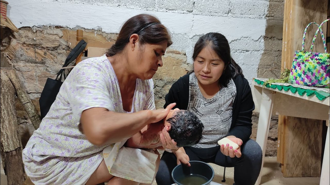 Mi mamá me enseña como bañar a mi bebé, así es el baño de hierbas para recién nacido en el ranchito