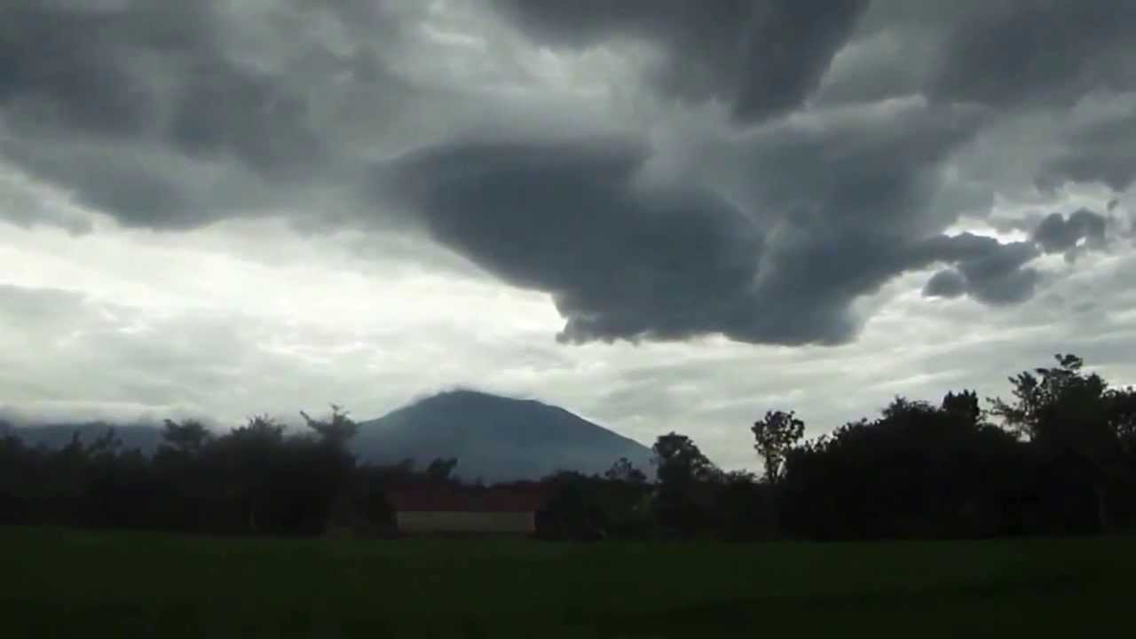 Penampakan Awan Hitam Aneh Di Atas Gunung Lawu YouTube