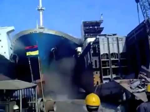 Ship Docking FAILS ship crashes into dock.flv