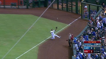 LAD@ARI: Tomas makes a smooth sliding catch