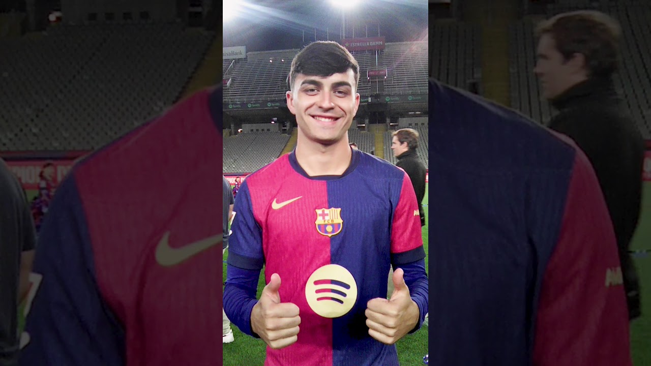 When you give Raphinha an HMD Barça 3210... 📱 🔥 