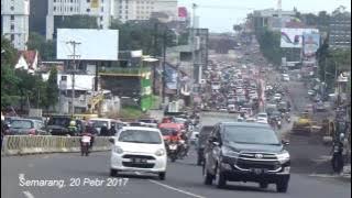 The atmosphere of Jalan Jatingaleh, Semarang City during working hours