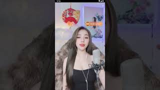 Thật Sự Vẫn Chưa Hết Bất Ngờ Những Gì Hôm Qua Em Thấy Anh Nắm Tay Ai, Vai Sát Bên Vai