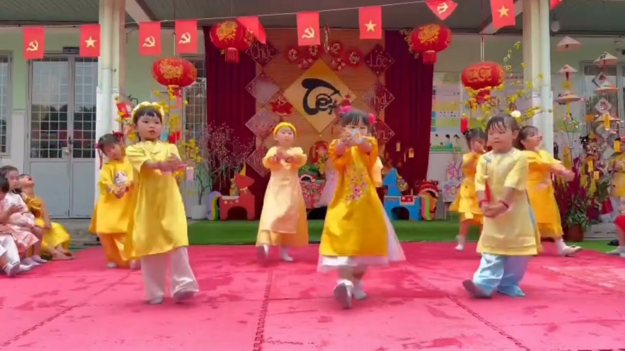 Tiết mục múa: Như Hoa Mùa Xuân- Lớp Lá 3