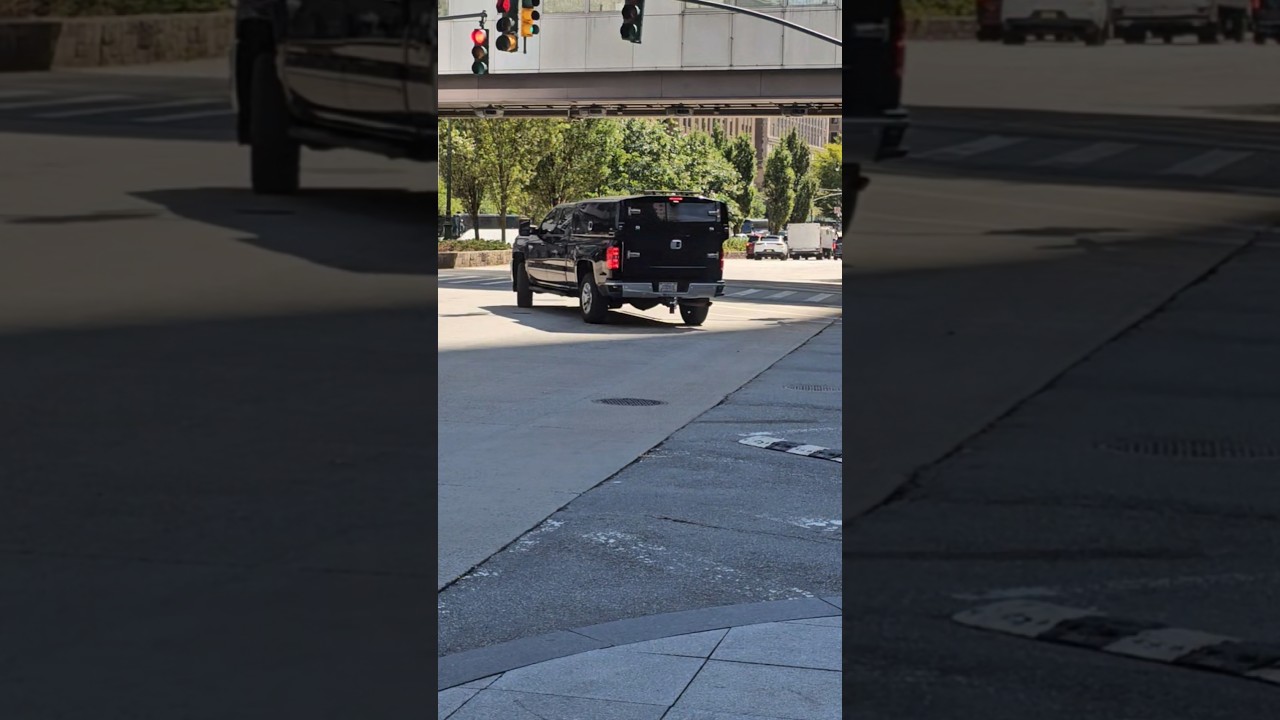 Федеральный агент проезжает по Вест-стрит в Нижнем Манхэттене, Нью-Йорк