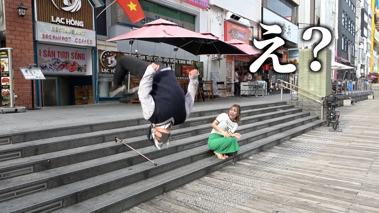 街中でいきなり老人がパルクールドッキリww