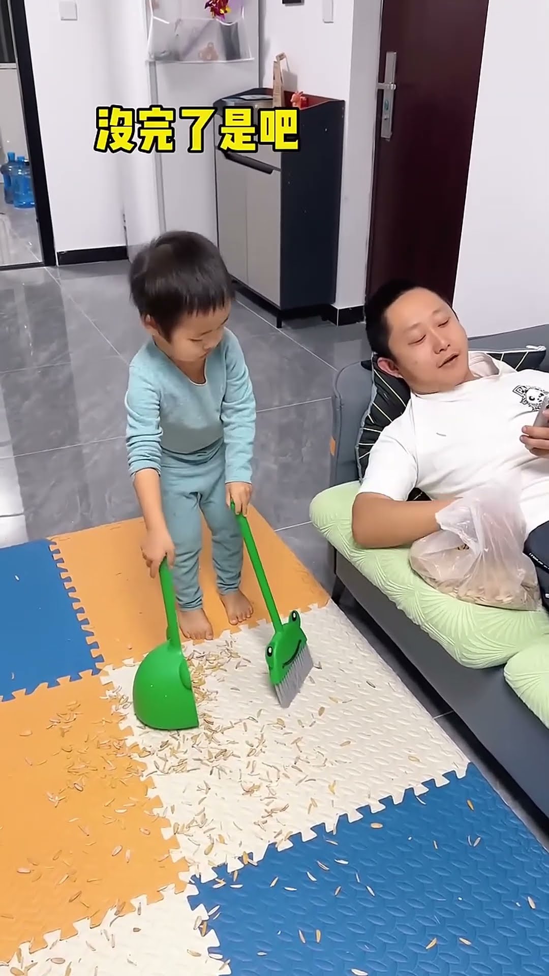 竟然吐了一地瓜子皮，儿子也不惯着你#Cute baby#Cute#呆萌小米宝#聪明宝宝#萌娃#整蛊#测试