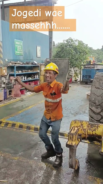 Joged ngilangin setres kerja mungkin beliau #story #zeachannel #alatberat #tambang #mekanik #berau