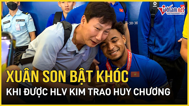 Xúc động hình ảnh Xuân Son nằm cáng ra sân bay, bật khóc khi được HLV Kim Sang Sik trao huy chương