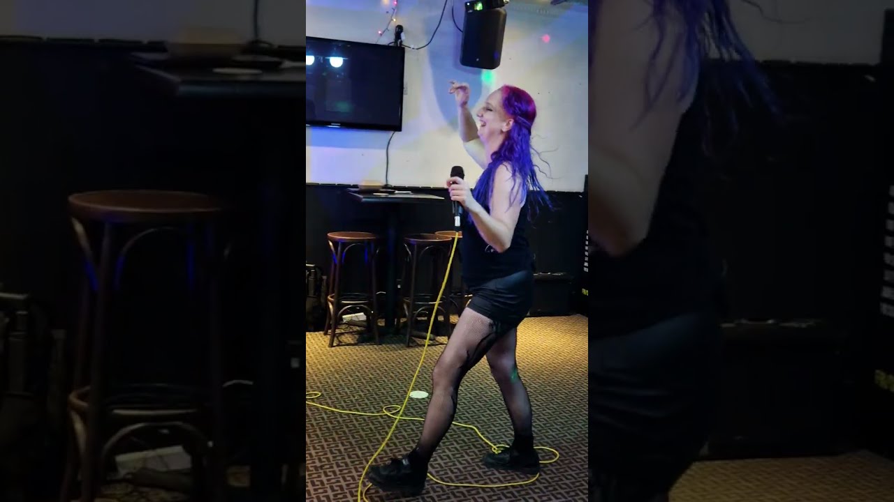 Burn (Deep Purple Cover) - Susie Brown LIVE - Female Hard Rock auf YouTube ansehen Burn (Deep Purple Cover) - Susie Brown LIVE - Female Hard Rock auf YouTube ansehen