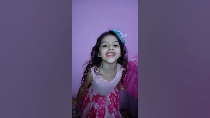 Laura cantando Galinha Pintadinha