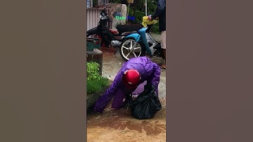 Unclogging Drain Water On Street #shorts #drain #water #satisfying #street