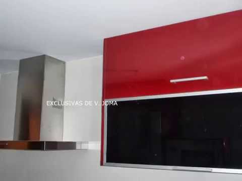 Muebles de cocina en color rojo granate con encimera de silestone ...