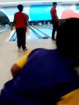 Bowling time..Mirza,Marsya,Mukhlis & Mama @ Wangsa  Walk 2015(2)