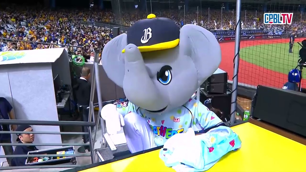 04/20 富邦 VS 中信 局間，抓到！小翔在偷懶！小翔之歌在大巨蛋響起，向球迷們散播歡樂