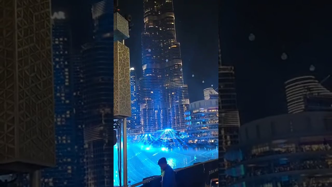 Dubai burj Khalifa lightning show on New year evening
