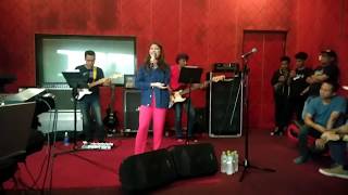 Tiara Andini Latian bareng Harmoni band utk konser di alun2 Jember. Jgn Lupa Subscribe ya gaees..