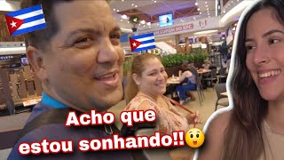 Cubanos se emocionam ao entrar no shopping pela primeira vez no Brasil.