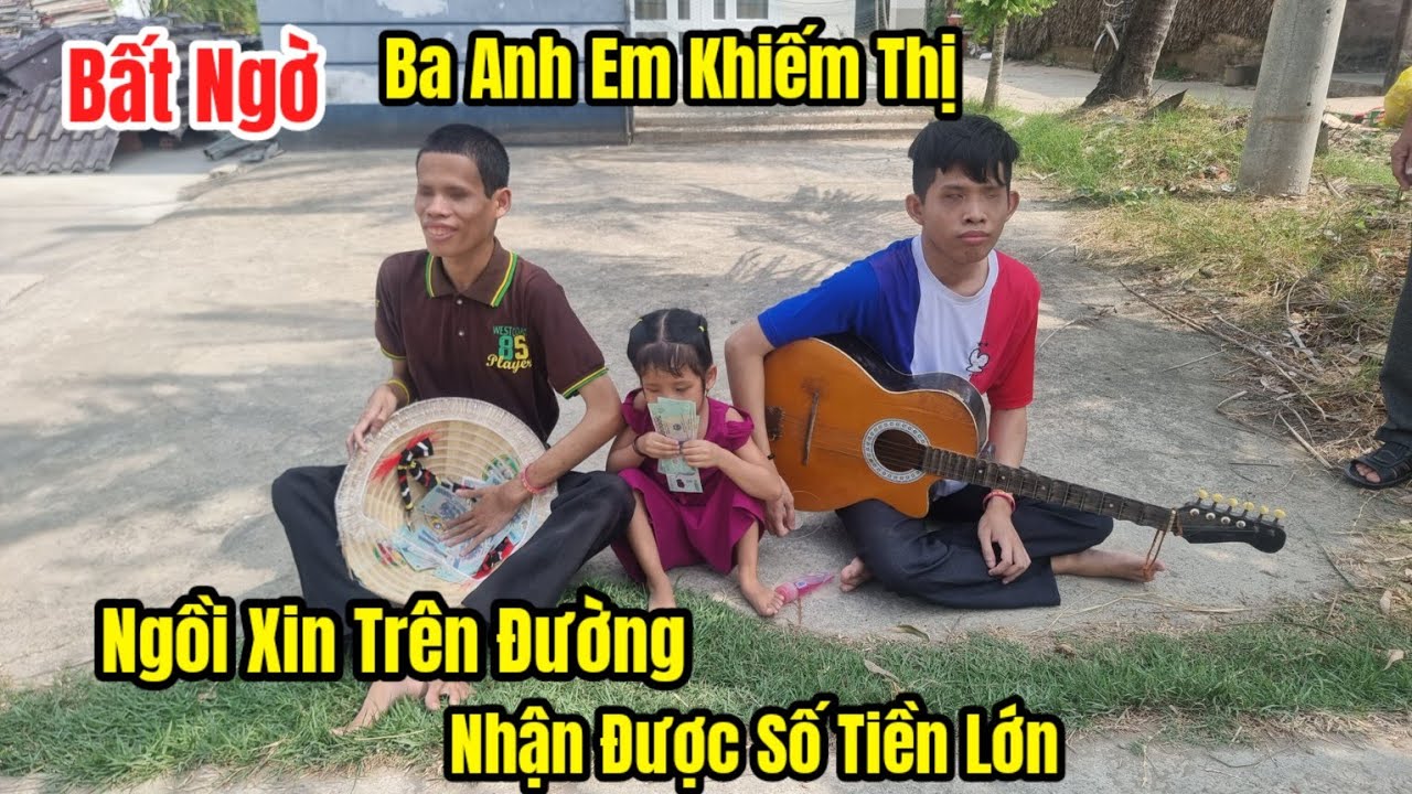 Bất ngờ ba anh em khiếm thị ngồi xin trên đường nhận được trên 10 triệu