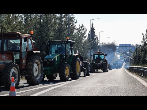 Λάρισα: Πάνω στην ΠΑΘΕ στον κόμβο της Γυρτώνης οι αγρότες