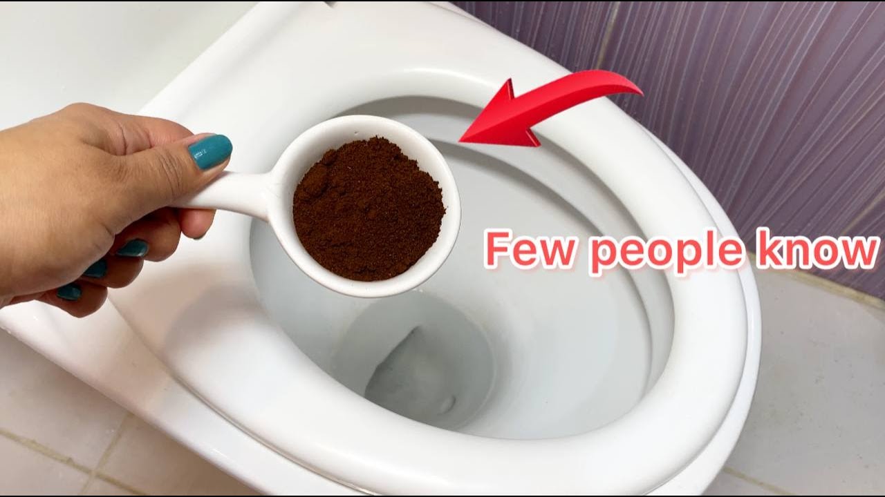 😳🤫Throw coffee powder in the toilet & you won’t believe the results :toilet cleaning hack