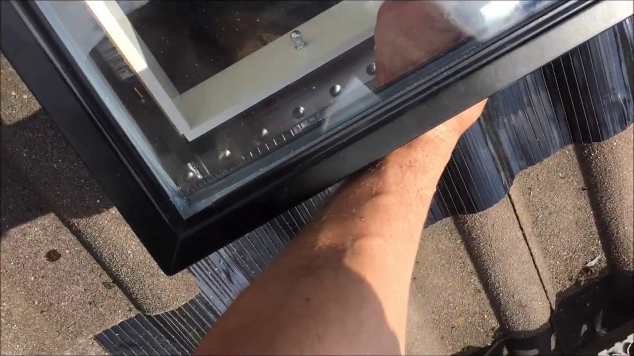 KUREDA HOLZ AUSSTIEGSDACHFENSTER ÖFFNUNG OBEN HAW/O