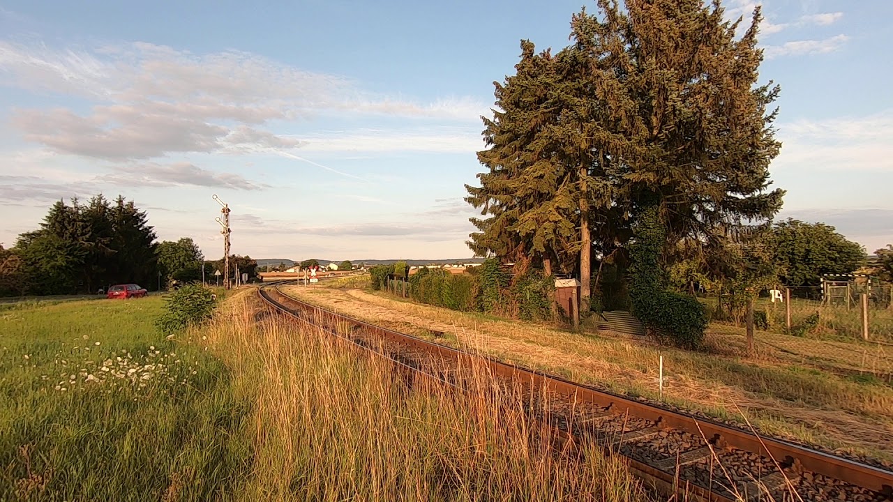 234 278 auf der Horlofftalbahn mit leeren Schotterwagen im Bf Beienheim (Strecke Nidda - Friedberg)