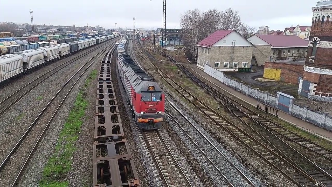 2ТЭ25Км-0072 с грузовым поездом проезжает под мостом(снято 23.11.2025)
