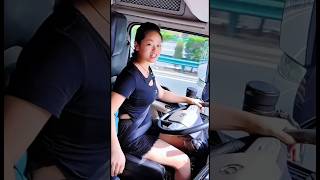 女卡車司機在路上,