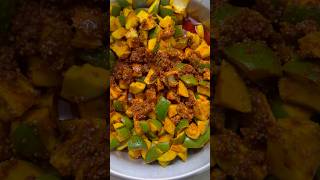 बघताच तोंडाला पाणी सुटेल असं चटपटीत कैरीचं लोणचं! 🤤🥭 #mangopickle #lonche #kairi #mango