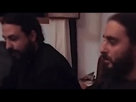 قد أمسكت المسبحة لكي إذ بقو ة الصلاة ارتقي إلى السماء بتكرارها الكثير سوف أغلب الشرير نشيد المسبحة 