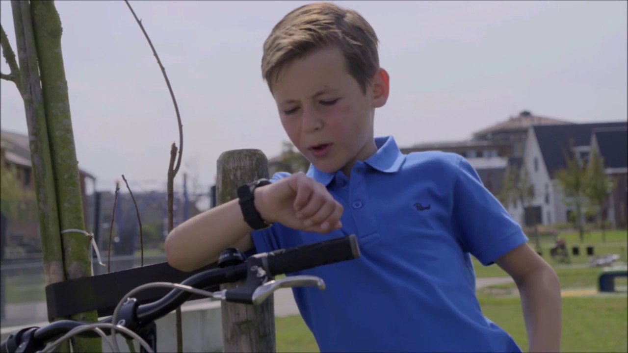 Promotievideo one2track GPS horloge voor kinderen en ouderen back to school  versie youtube - YouTube