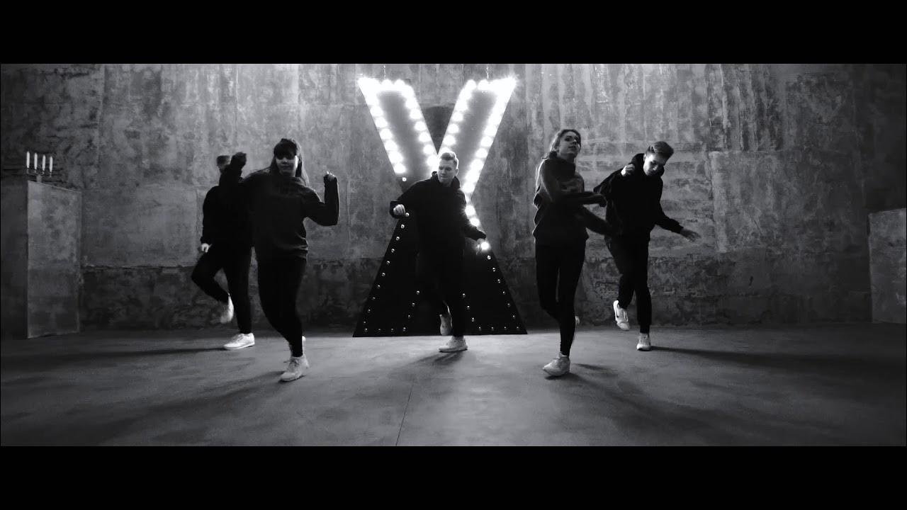 Как называется музыка под которую танцует. Elena cruz-nichipor shuffle. Рианна танцует. Красивые движения. Современные молодежные танцы гиф.