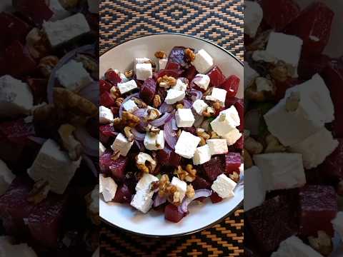 Витаминный салат со свёклой, орехами и сыром фета