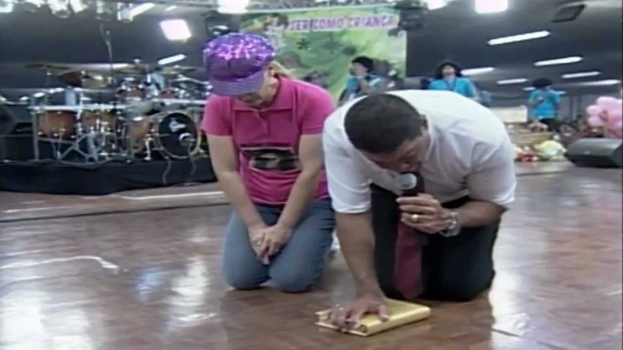 Apóstolo Valdemiro Santiago e Bispa Franciléia oram em favor das crianças