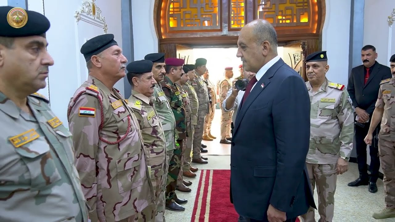 وزير الدفاع يتفقد دائرتي الادارة والميرة