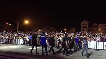 Sơn Tùng bị khán giả quá khích ném nón khi đang diễn