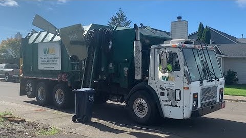 Waste Management Growling Mack LE- Amrep Octagonal Garbage Truck!!