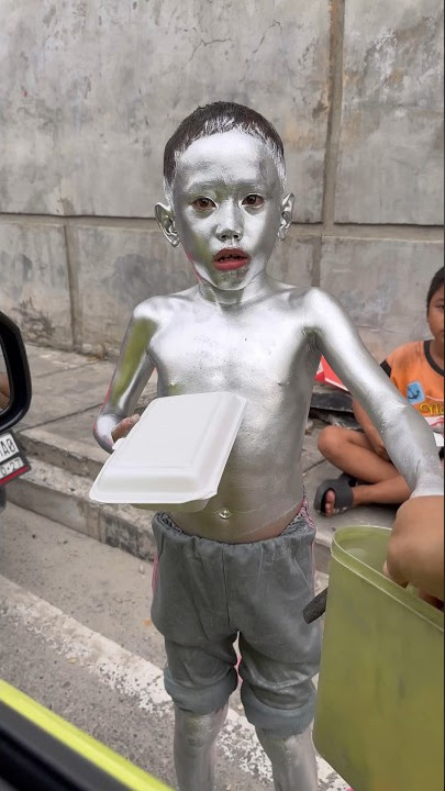 Luar biasa perjuangan kamu nak, harus menjadi manusia silver untuk mencari rezeki #shorts