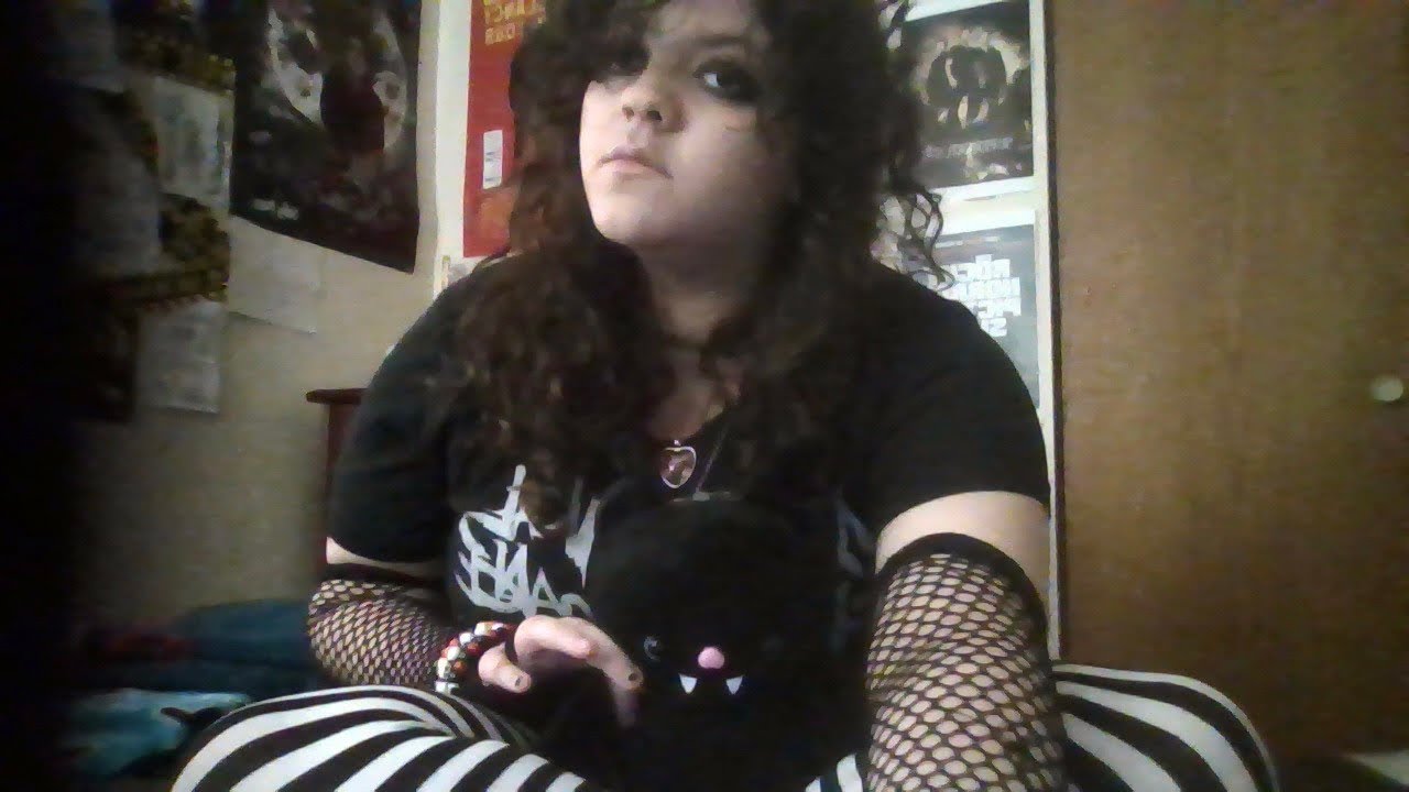 Doing scene makeup ´ཀ`