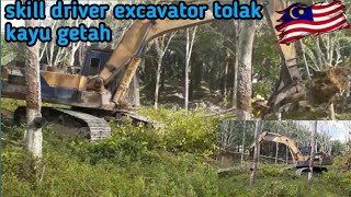 TAKJUB ⁉️ skill driver excavator tolak kayu getah/karet di MALAYSIA sangat luar biasa
