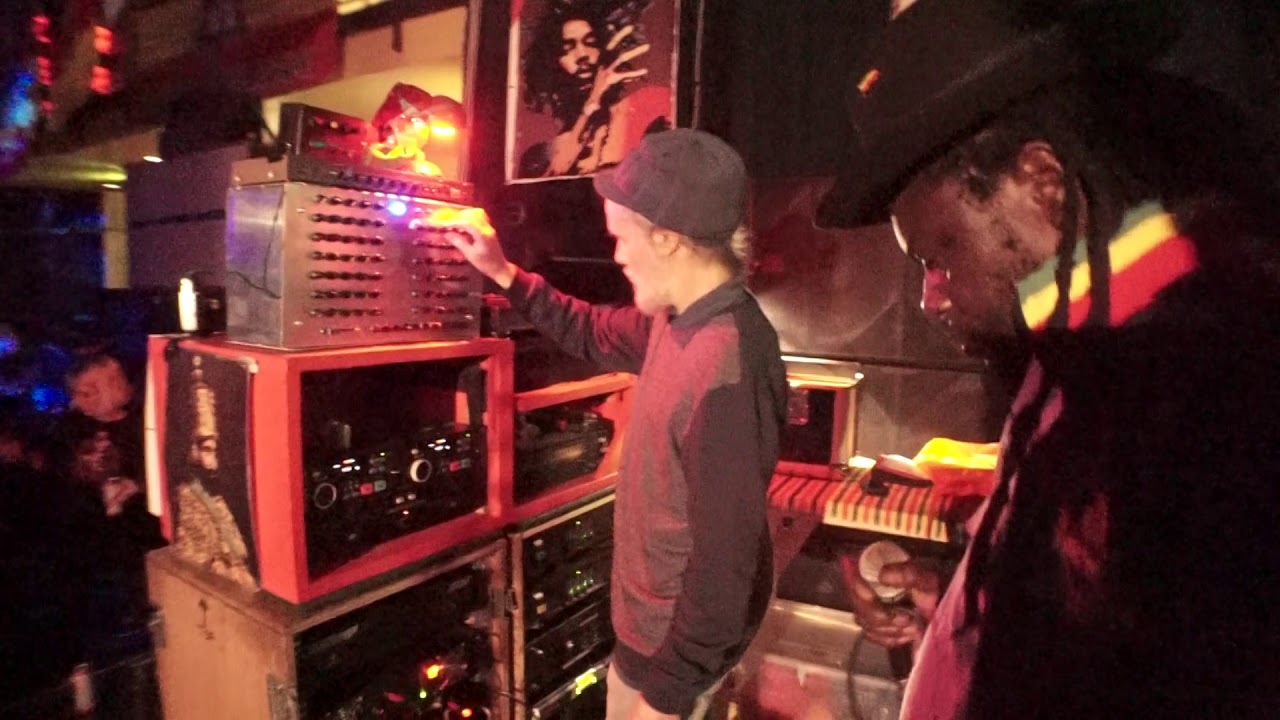 Messenger Sound System feat MC Afrikan Simba, University of Dub 27.10. ...