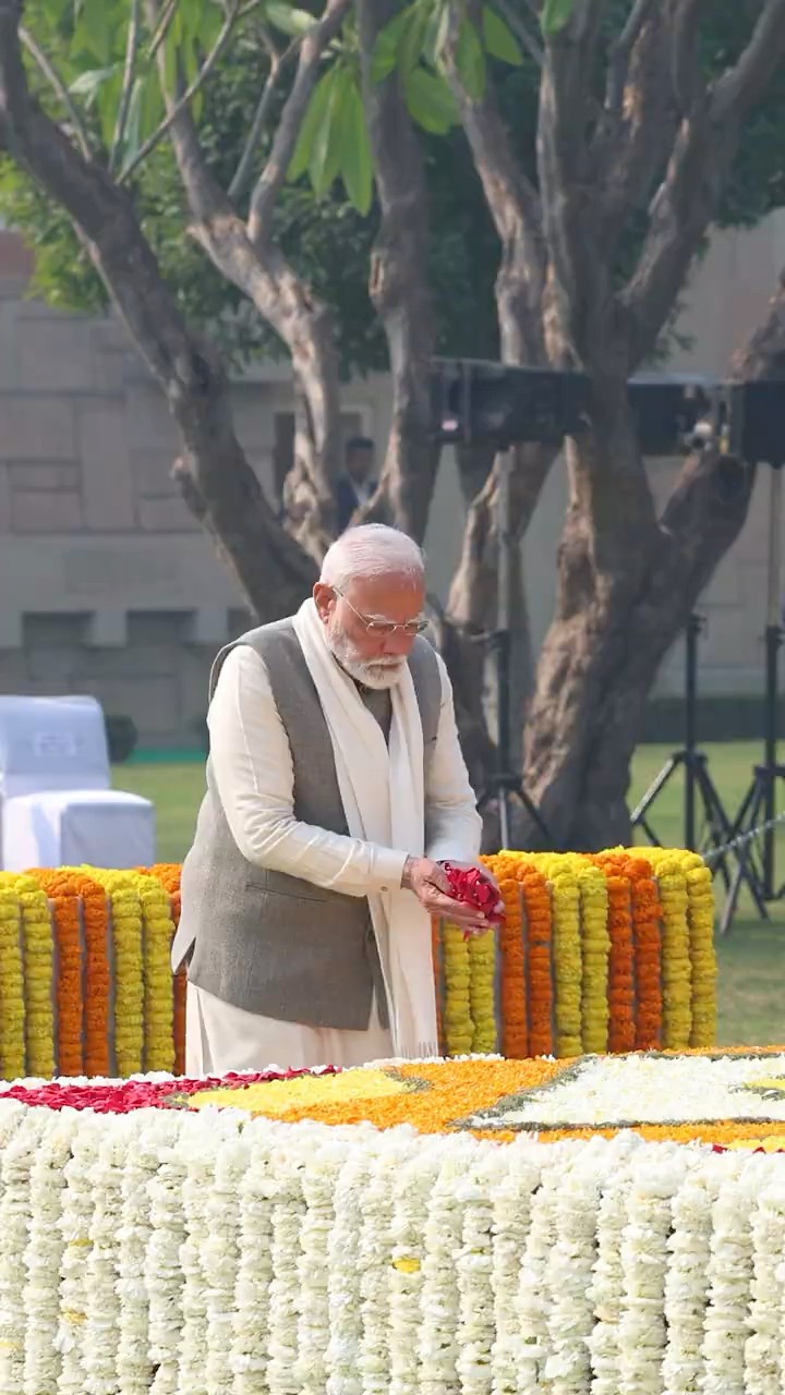 PM Modi pays homage to Mahatma Gandhi at Rajghat | #shorts