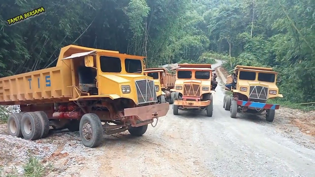 Lori Hantu Kembali Beraktivitas, Angkat Crusher Run Perbaiki Jalan Berlobang