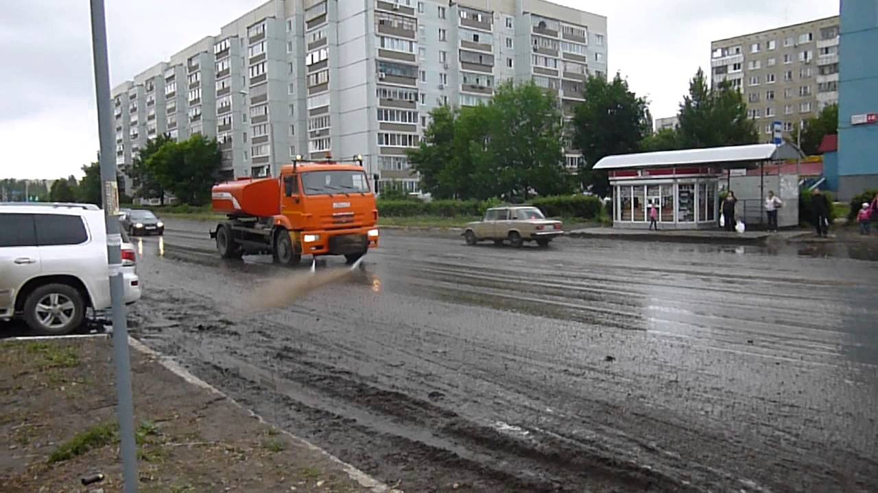Машины едут по грязи